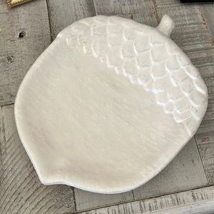 • Acorn Stoneware accent plate, microwave and dishwasher safe •